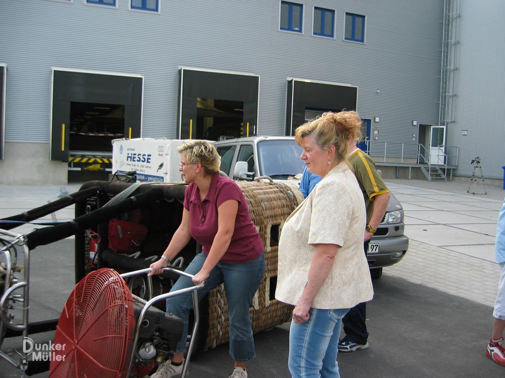 Zuschauer beim Aufbau des Ballons
