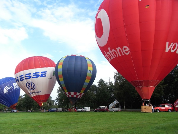 Wer kommt mit zur Gruppenreise im Ballon? Eine Gruppenreise kann vieles sein: Ein Betriebsausflug, eine Vereinsfahrt, eine Chorfahrt, eine Klassen- oder Studienfahrt Wer kommt mit zur Gruppenreise im Ballon? Eine Gruppenreise kann vieles sein: Ein Betriebsausflug, eine Vereinsfahrt, eine Chorfahrt, eine Klassen- oder Studienfahrt
