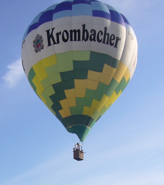 Unser Krombacher Heißluftballon: Das Prinzip ist einfach. Warme Luft ist spezifisch leichter als kalte und steigt deshalb auf. Ein moderner Heißluftballon besteht im Wesentlichen aus vier Teilen: Ballonhülle, Passagiergondel dem Korb, Ballonbrenner und den Treibstoffzylindern. Die Ballonhülle ist aus leichtem, luftundurchlässigem beschichtetem Nylon genäht. Die Passagiergondel der Korb wird, wie vor 200 Jahren, aus Weidenrohr geflochten. Die Luft in der Ballonhülle wird durch einen Gasbrenner erhitzt. Der Treibstoff ein Propan Butangemisch wird in speziellen Treibstoffzylindern mitgeführt.