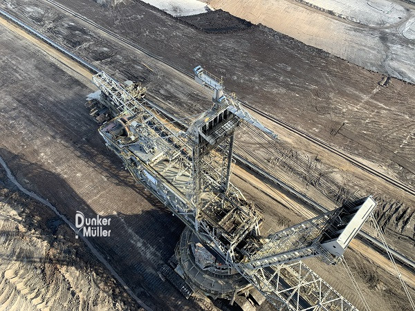 Braunkohlebergbau der Abbau von Braunkohle. Er geschieht meist im Tagebau mit Hilfe von Braunkohlebaggern und Förderbrücken oder Förderbändern.