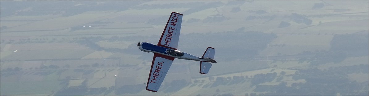 Heiratsantrag über den Wolken, Flugzeug, Banner mit der Frage aller Fragen