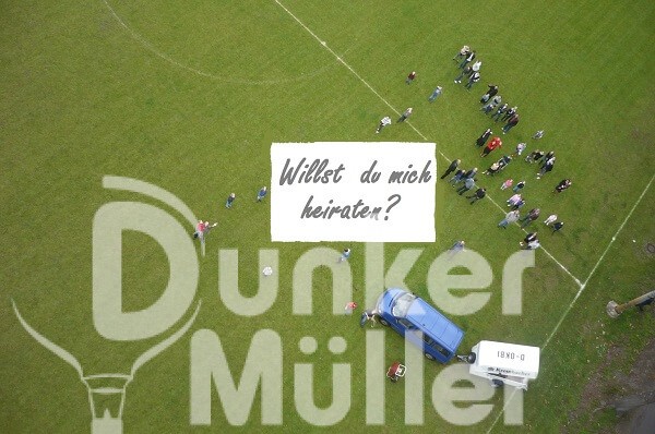 Banner mit der Frage aller Fragen Willst du mich Heiraten Heiratsantrag Heißluftballon für 2 Chartern Banner mit der Frage aller Fragen Willst du mich Heiraten Heiratsantrag Heißluftballon für 2 Chartern